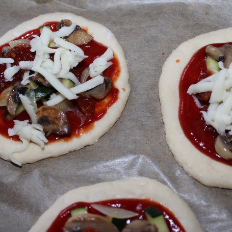 Krok 4 - Mini pizze z cukinią i suszonymi pomidorami foto