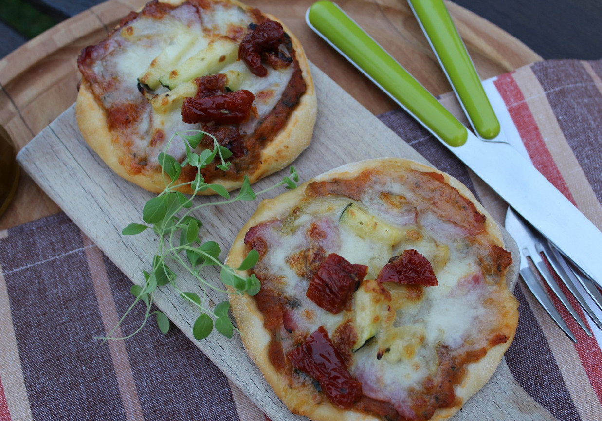 Mini pizze z cukinią i suszonymi pomidorami foto