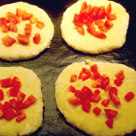 Krok 3 - Mini pizze  z gotowanych ziemniaków foto