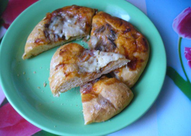 Fotografia przedstawiająca Mini -pizze z grzybami i serem