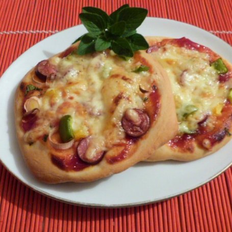 Krok 5 - Mini pizze z kabanosem i papryką foto