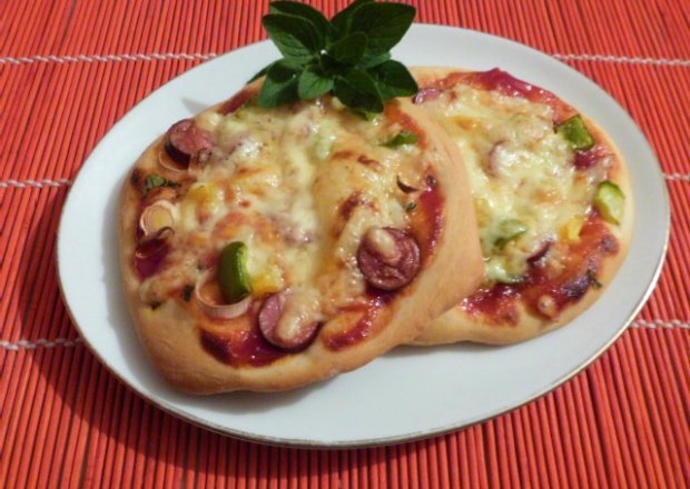 Fotografia przedstawiająca Mini pizze z kabanosem i papryką