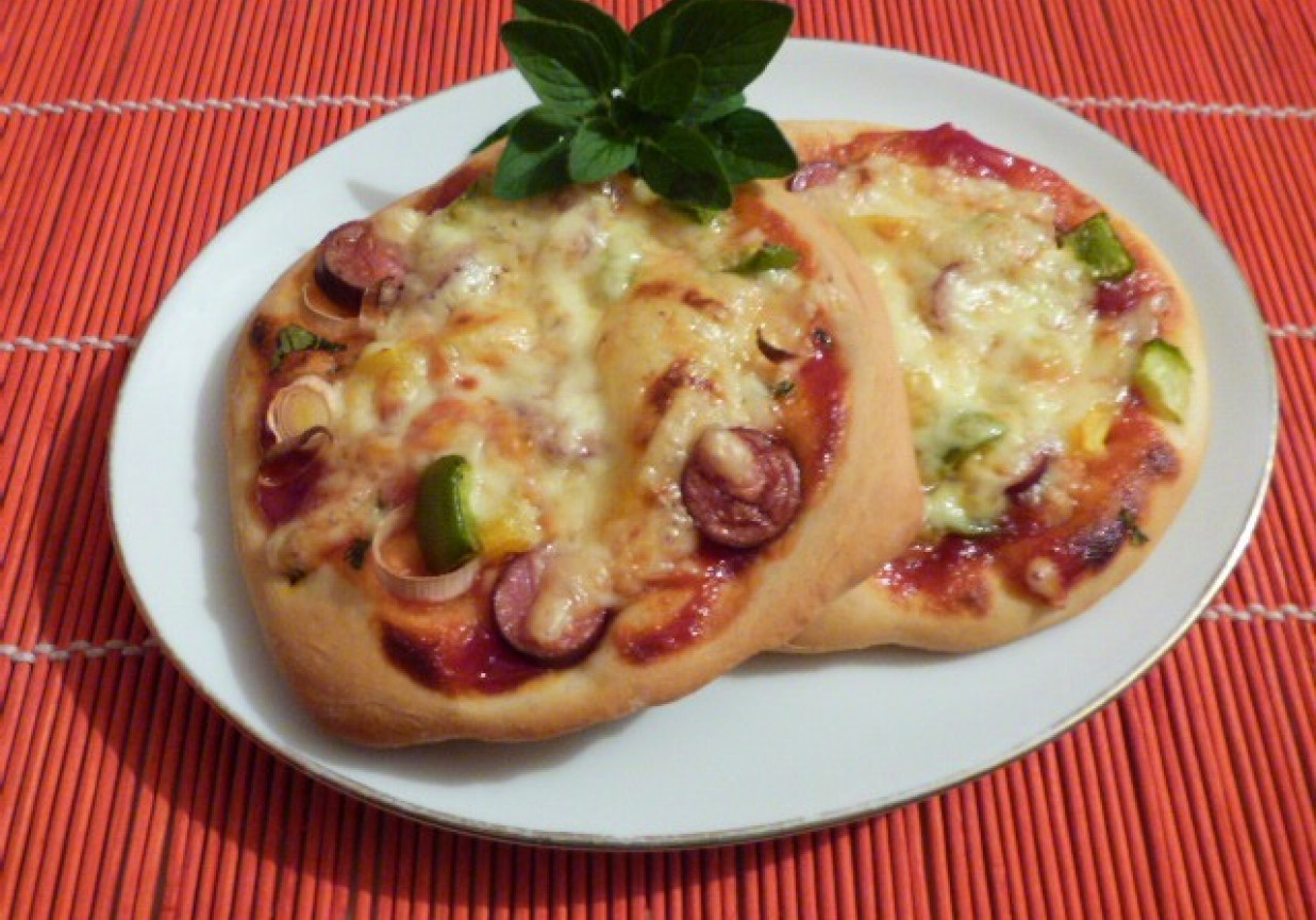 Mini pizze z kabanosem i papryką foto