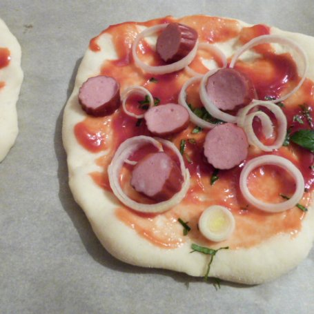 Krok 3 - Mini pizze z kabanosem i papryką foto