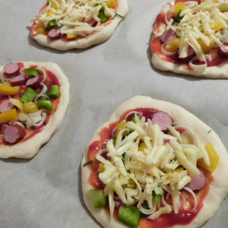 Krok 4 - Mini pizze z kabanosem i papryką foto