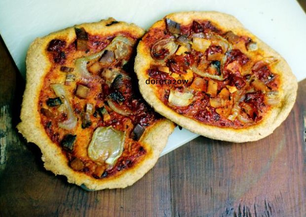 Fotografia przedstawiająca Mini pizze z mięsemi cebulką
