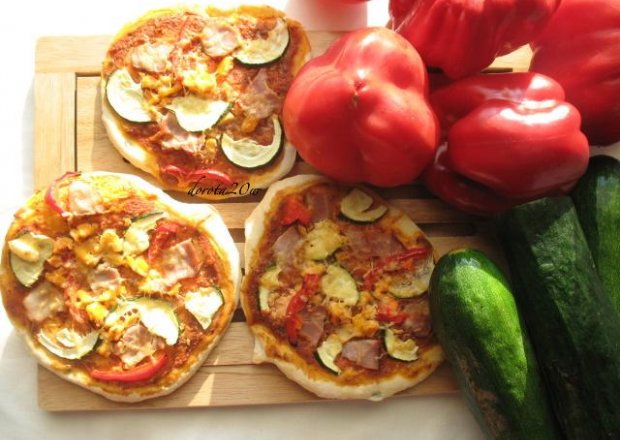 Fotografia przedstawiająca Mini pizze z papryką, cukinią i szynką