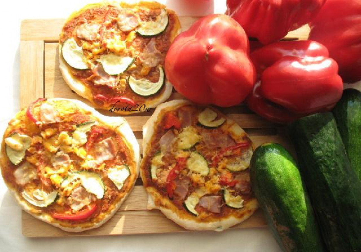 Mini pizze z papryką, cukinią i szynką foto