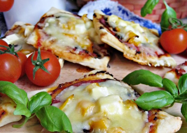 Fotografia przedstawiająca Mini pizze z salami i żółtą papryką