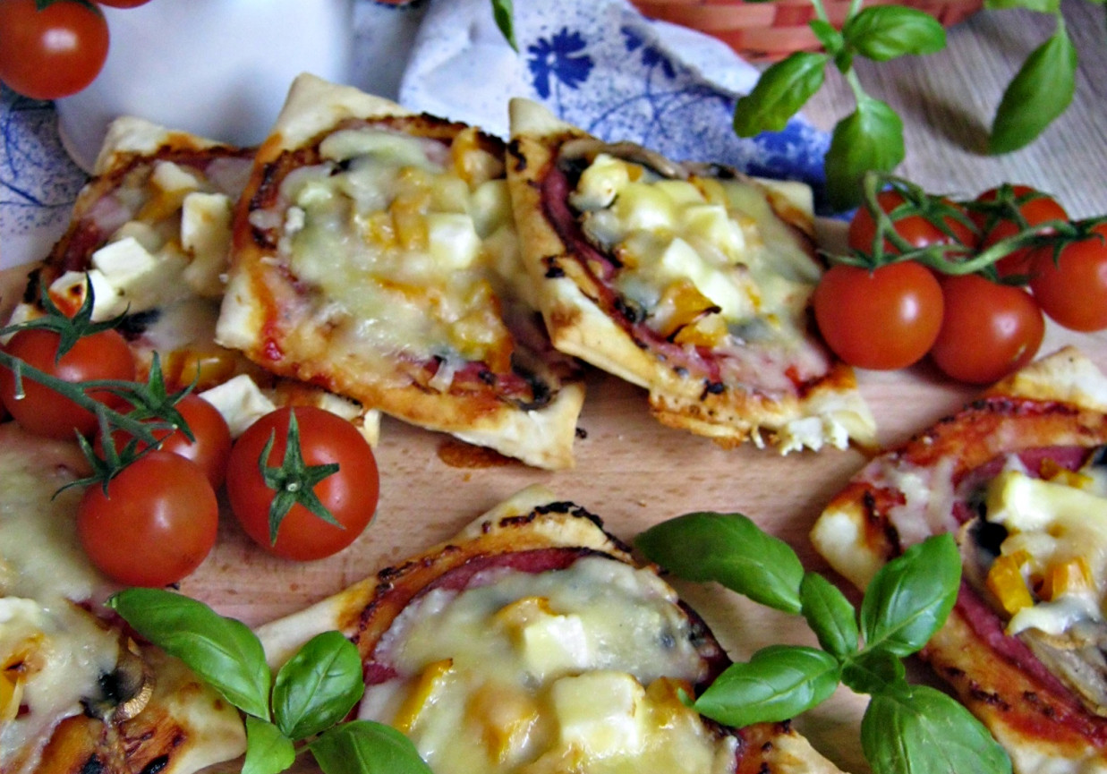 Mini pizze z salami i żółtą papryką DoradcaSmaku.pl