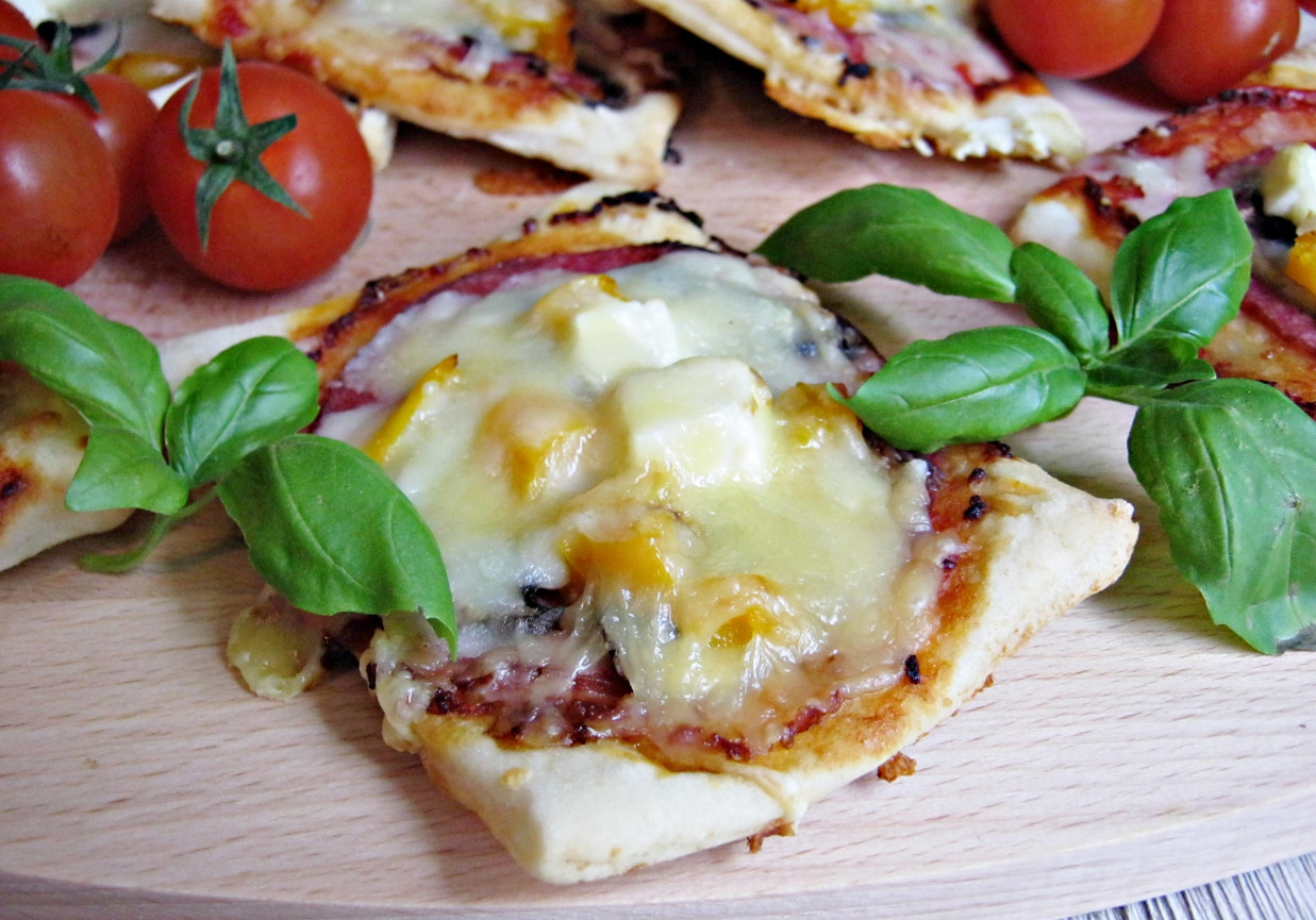 Mini pizze z salami i żółtą papryką DoradcaSmaku.pl