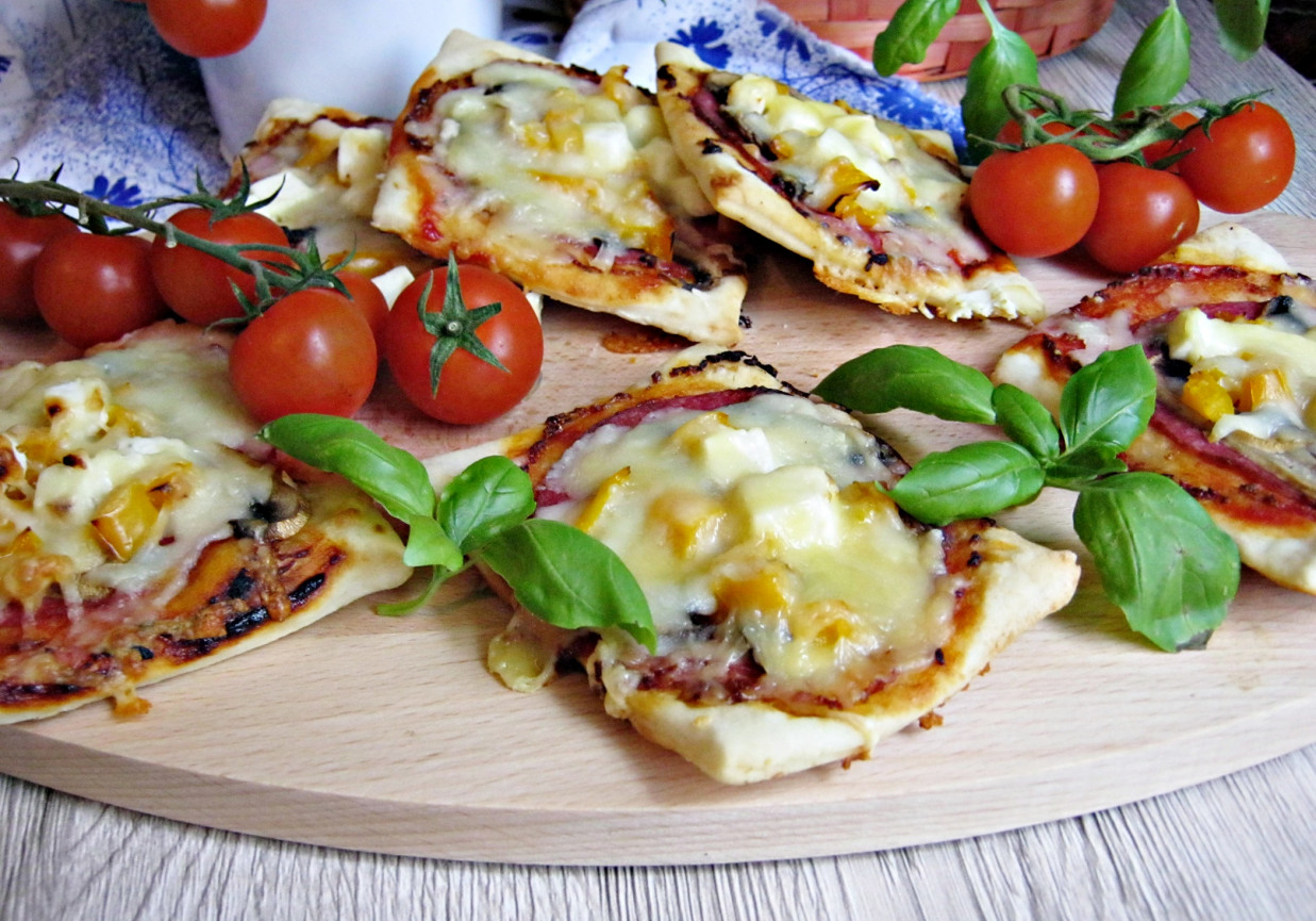 Mini pizze z salami i żółtą papryką foto