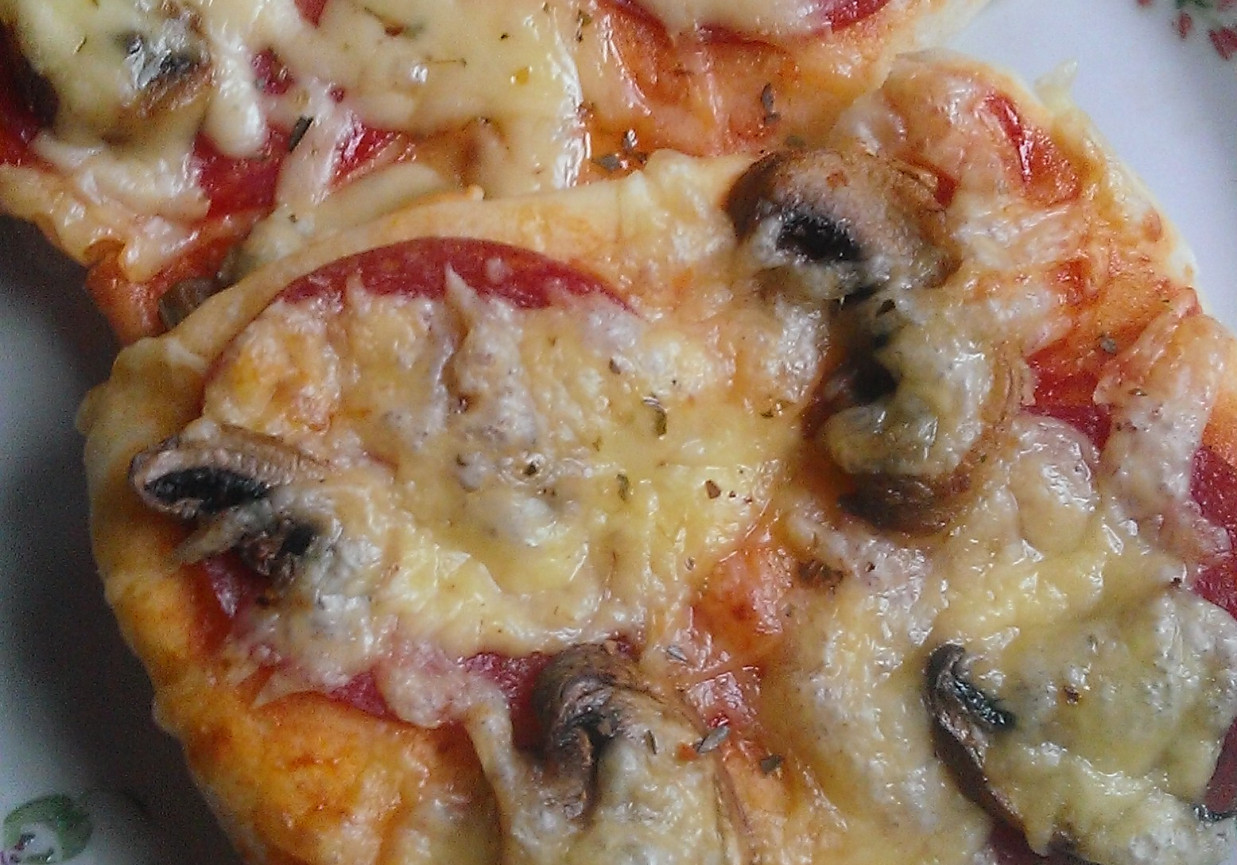 Mini pizze z salami, pieczarkami i serem foto