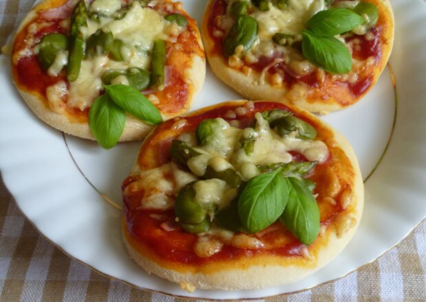 Fotografia przedstawiająca Mini pizze ze szparagami, bobem i szynką
