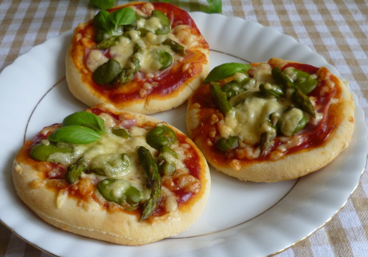 Mini pizze ze szparagami, bobem i szynką foto