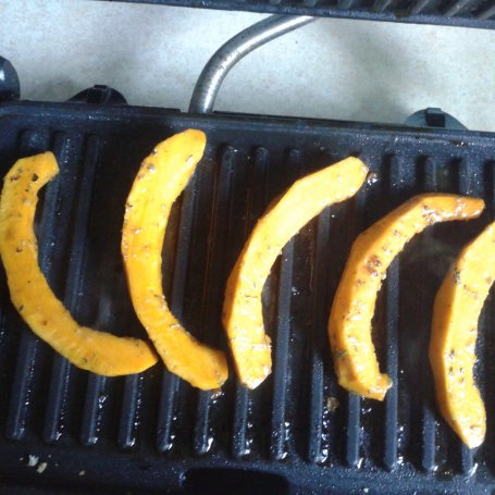 Krok 3 - Mini roladki z grillowaną dynią i serem foto
