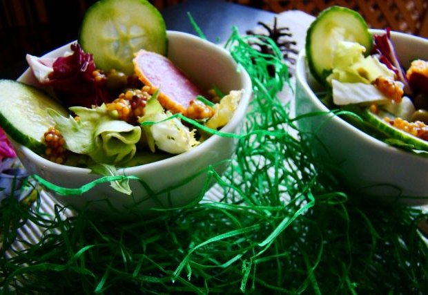 Fotografia przedstawiająca Mini sałateczki z sosem ziołowym i musztardą francuską
