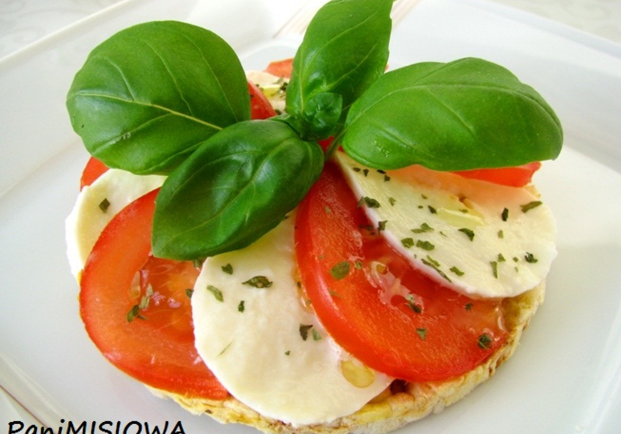 Mini sałatki Caprese na waflach foto