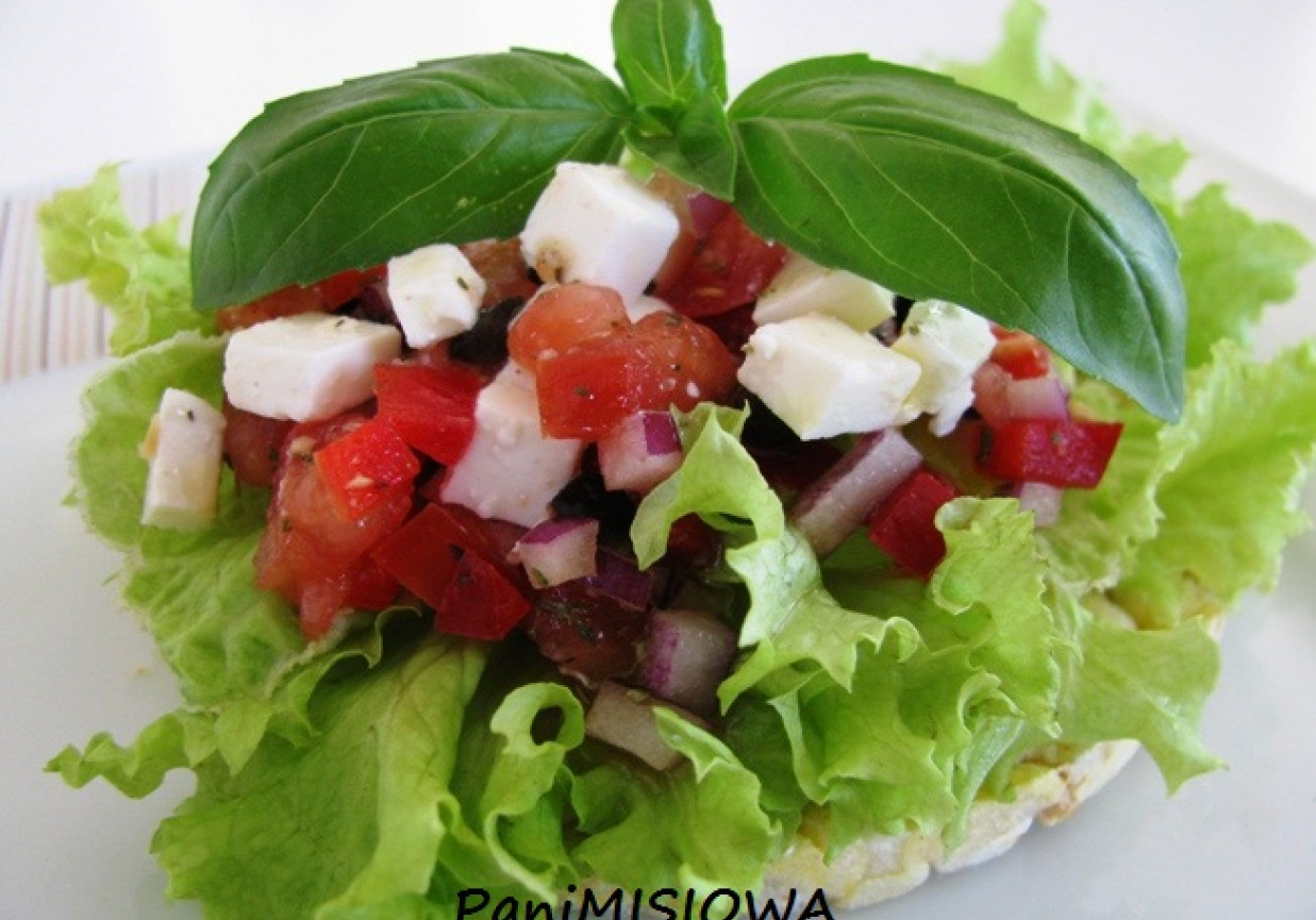 Mini sałatki greckie serwowane na waflach foto