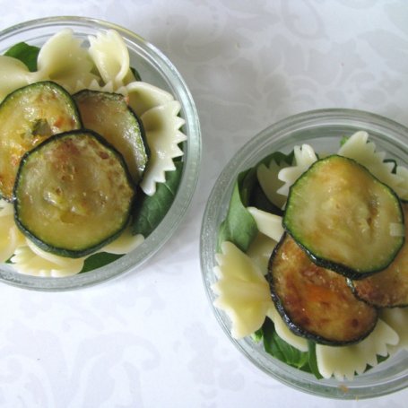 Krok 3 - Mini sałatki makaronowe z miodowym vinegret foto