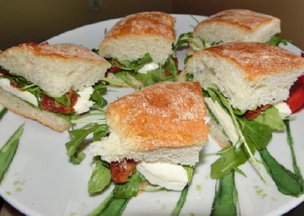 Fotografia przedstawiająca Mini sandwicze śródziemnomorskie