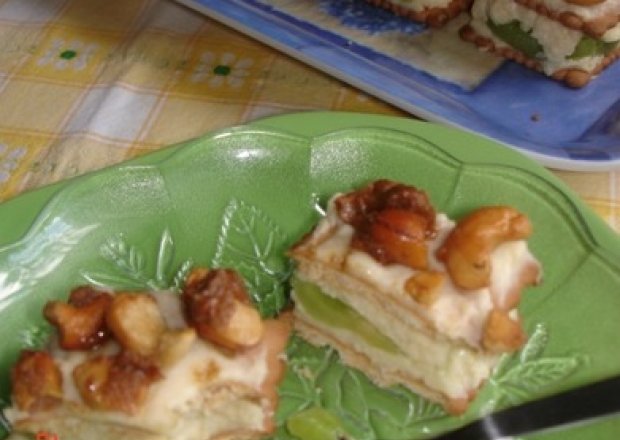 Fotografia przedstawiająca Mini serniczki gotowane z kiwi i nerkowcami