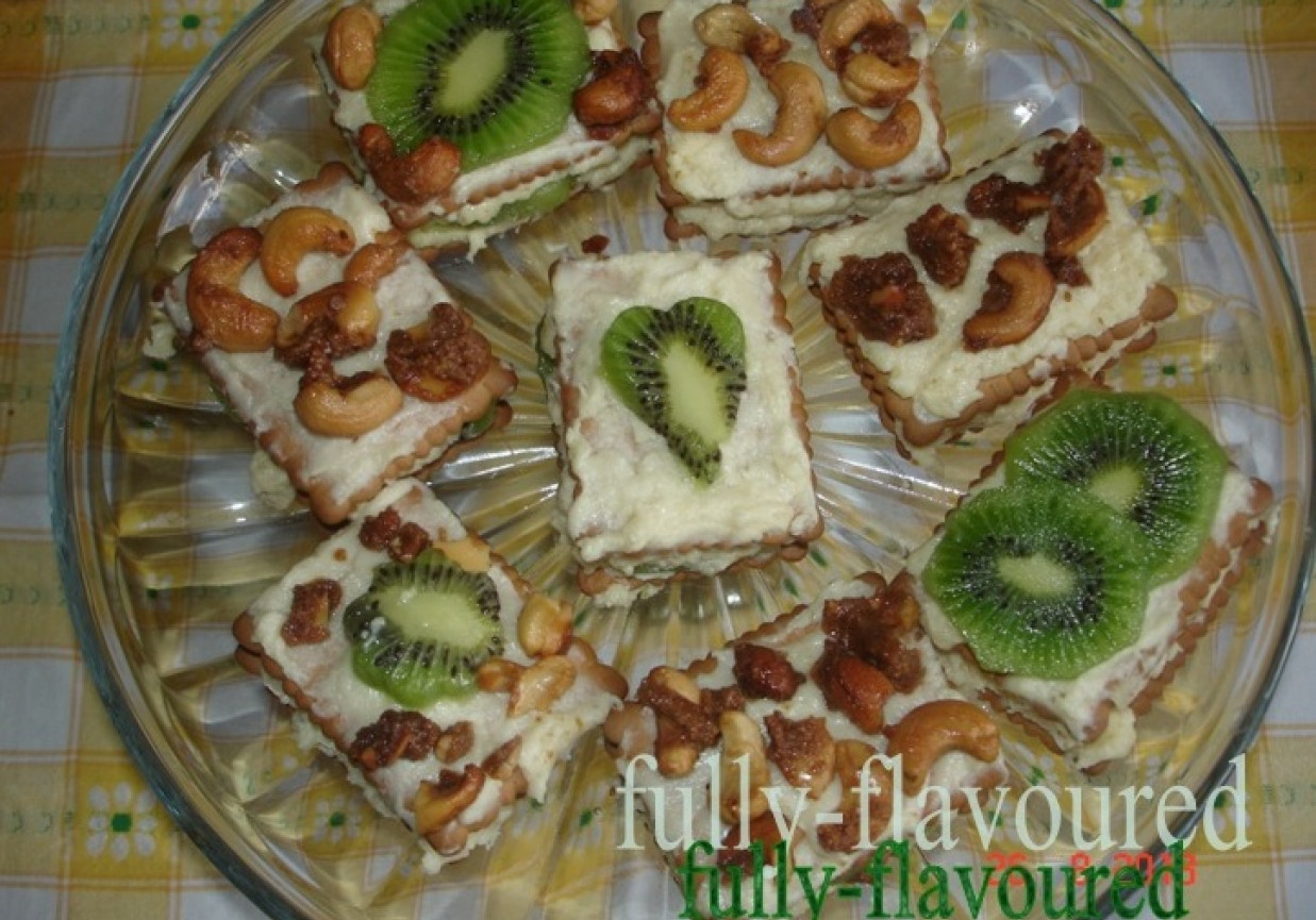 Mini serniczki gotowane z kiwi i nerkowcami foto