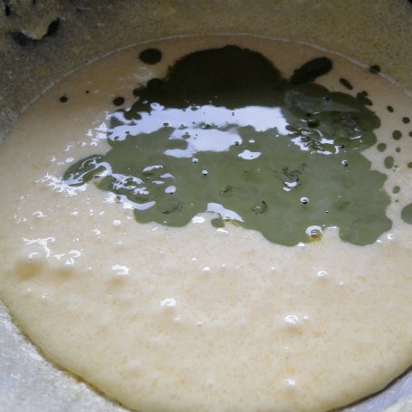 Krok 5 - Mini serniczki z zieloną herbatą, konfiturą wiśniową i płatkami migdałów foto