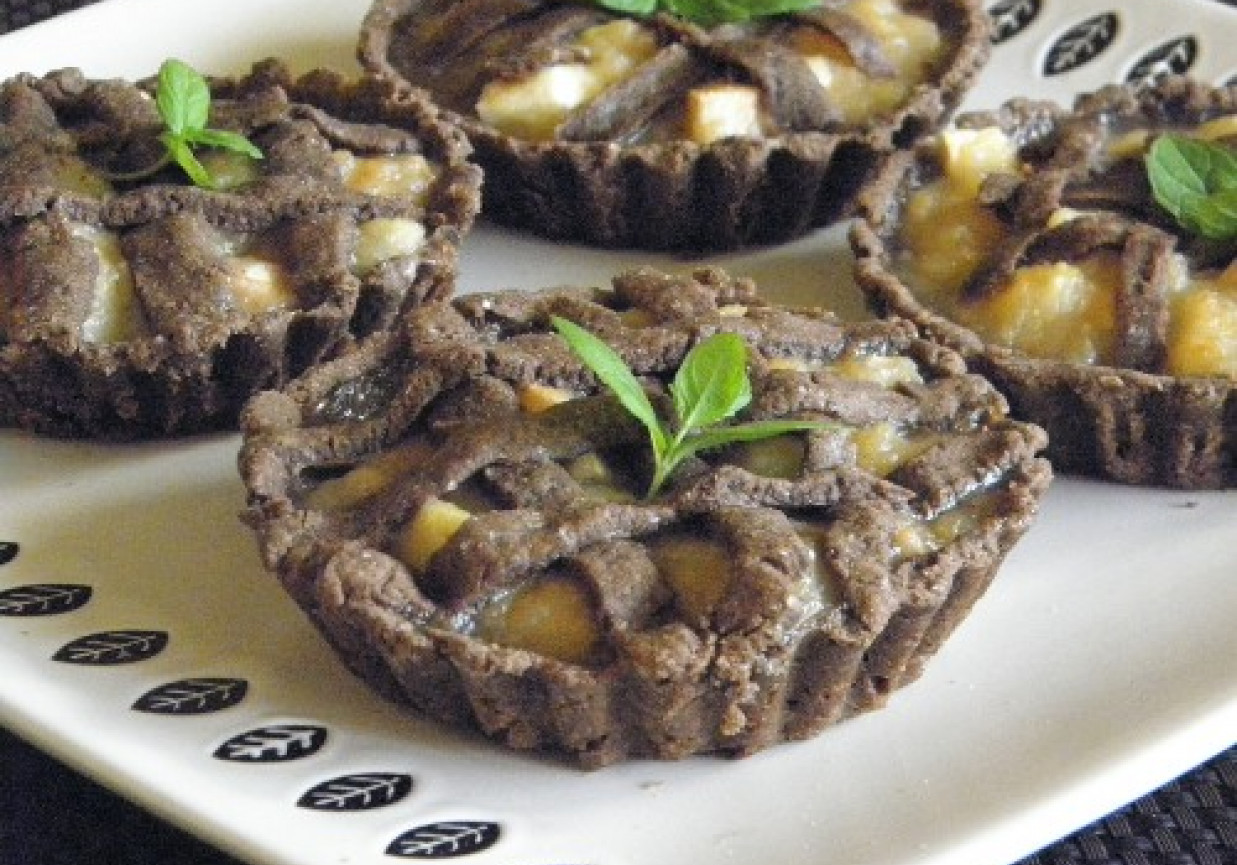 Mini szarlotki w czekoladowym cieście foto