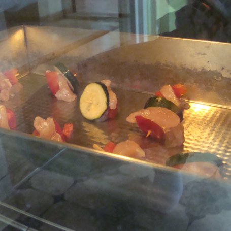 Krok 10 - mini szaszłyczki z kurą w tle foto