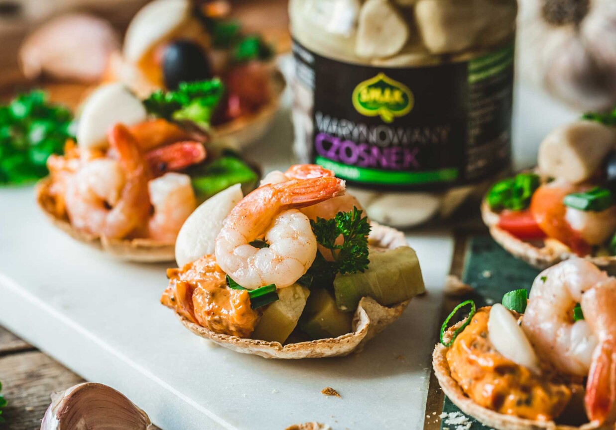 Mini taco bites z krewetkami i czosnkiem marynowanym foto