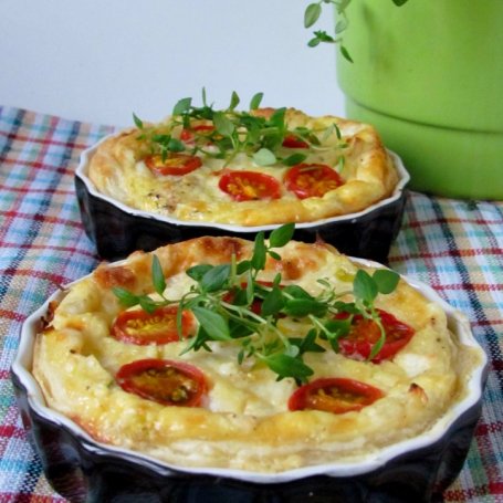 Krok 3 - Mini tarta porowa z serem kozim i pomidorkami cherry foto