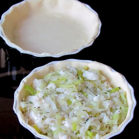 Krok 1 - Mini tarta porowa z serem kozim i pomidorkami cherry foto