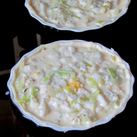 Krok 2 - Mini tarta porowa z serem kozim i pomidorkami cherry foto