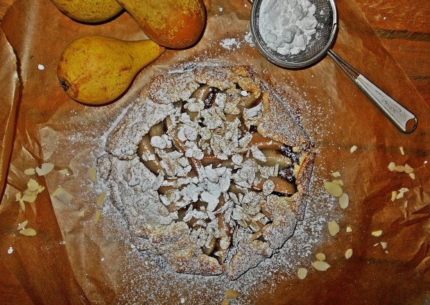 Fotografia przedstawiająca Mini tarta rustykalna z gruszkami