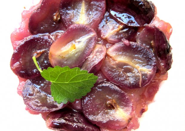 Fotografia przedstawiająca Mini tarta tatin  z winogronami