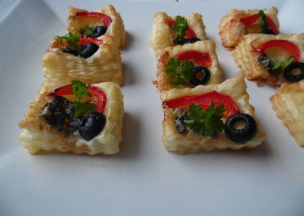 Fotografia przedstawiająca Mini tartinki z ciasta francuskiego