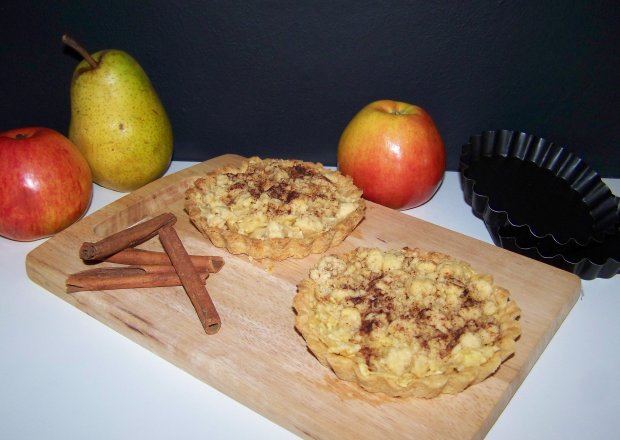 Fotografia przedstawiająca Mini tarty gruszkowo - jabłkowe z kruszonką