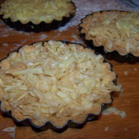 Krok 3 - Mini tarty gruszkowo - jabłkowe z kruszonką foto