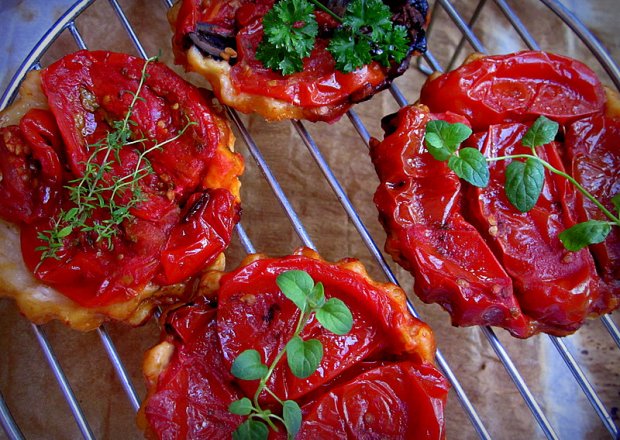 Fotografia przedstawiająca Mini tarty tatin z pieczonymi pomidorami