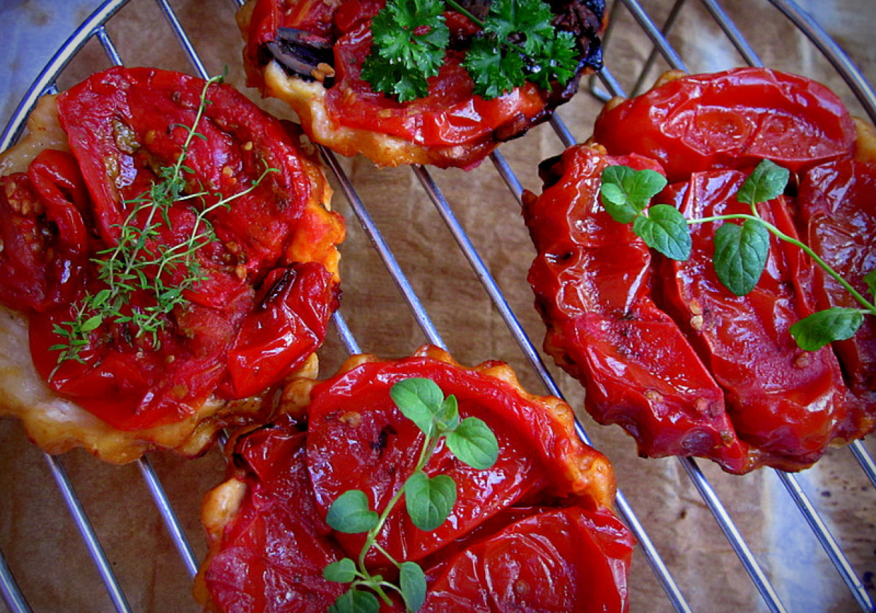 Mini tarty tatin z pieczonymi pomidorami  foto