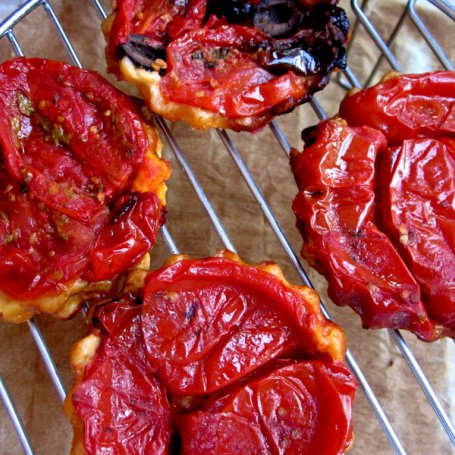 Krok 4 - Mini tarty tatin z pieczonymi pomidorami foto