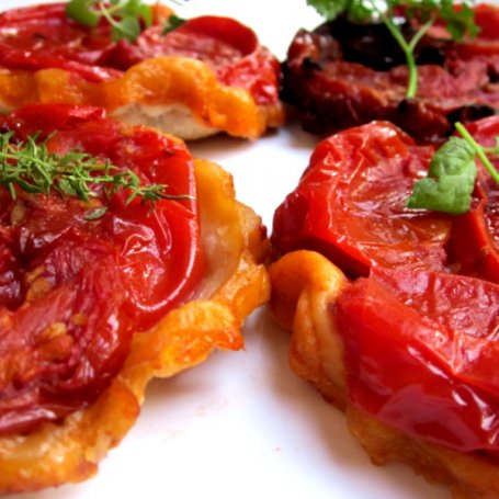 Krok 5 - Mini tarty tatin z pieczonymi pomidorami  foto