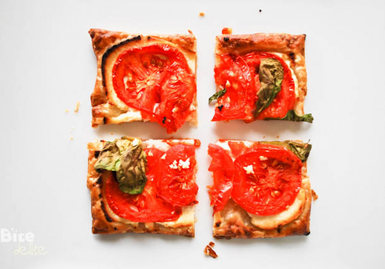 Mini tarty z mozzarellą i pomidorami foto