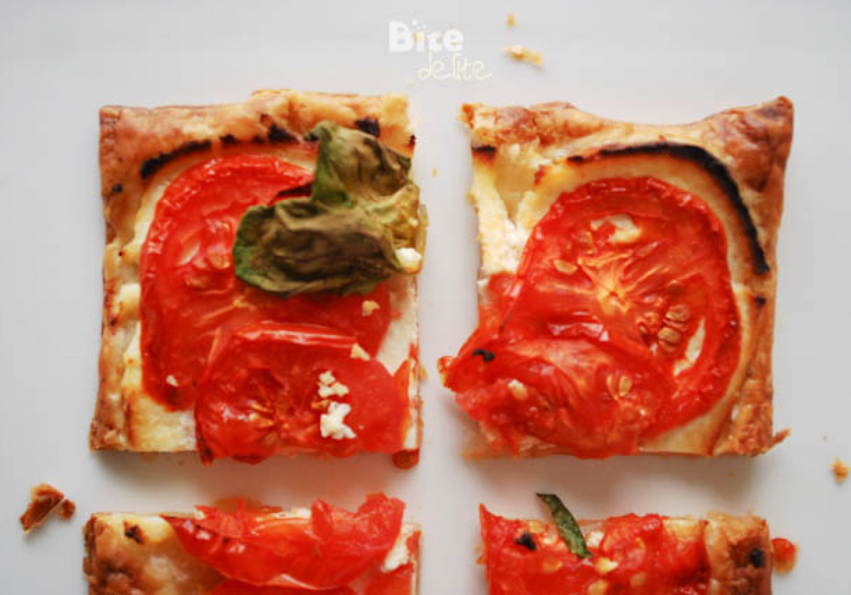 Mini tarty z mozzarellą i pomidorami foto