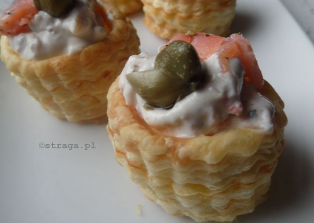 Fotografia przedstawiająca Mini vol-au-vent z ciasta francuskiego