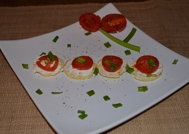 Fotografia przedstawiająca Mini wafelki z pomidorkiem