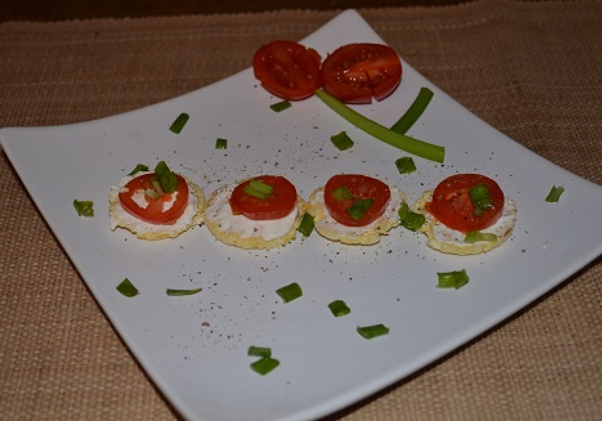 Mini wafelki z pomidorkiem foto