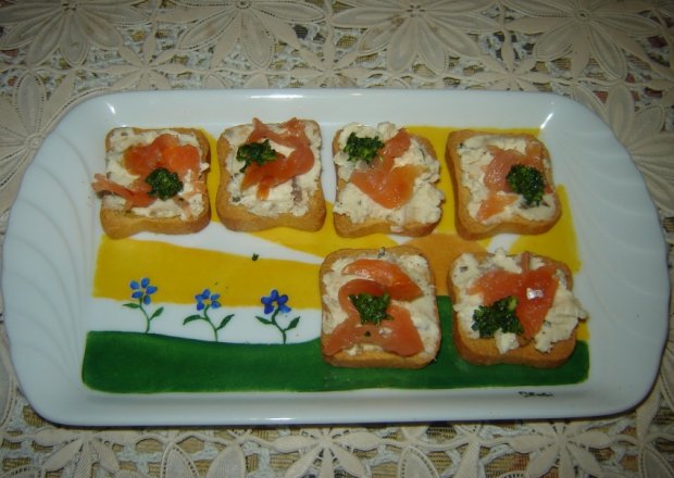 Fotografia przedstawiająca Mini zakąski z masłem serdelowym