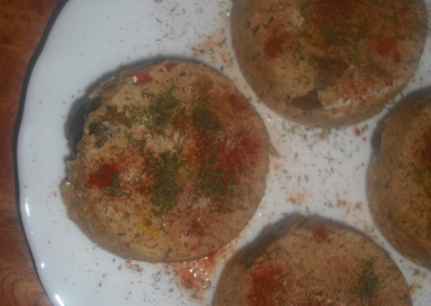 Fotografia przedstawiająca Mini zapiekanki z kaszy kuskus z dodatkiem pomidorków, grzybków i ziół